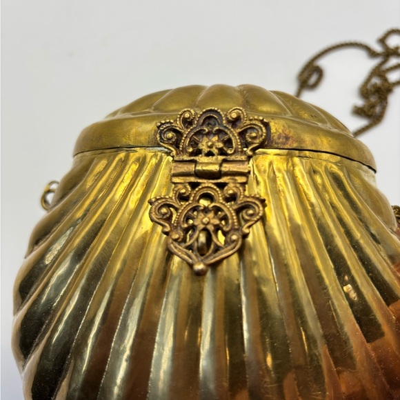 Vintage 1920-1940 Brass Shell-Shaped Clutch - Picture 5 of 11